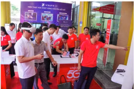 Tại xã Giáp Trung, không khí Ngày hội sôi nổi với mô hình tư vấn, hướng dẫn, hỗ trợ người dân cài đặt ứng dụng, khai thác tiện ích của chuyển đổi số trong đời sống, sản xuất được đông đảo người dân hào hứng tham gia. (Nguồn: Cổng thông tin điện tử tỉnh Tuyên Quang)