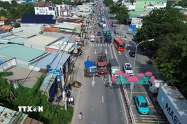Vụ tai nạn nghiêm trọng trên Quốc lộ 22B, khiến một người tử vong, giao thông trên tuyến ùn tắc nhiều km. (Ảnh: TTXVN phát) 