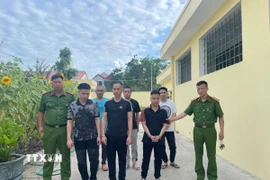 Nhóm đối tượng bị bắt giữ. (Ảnh TTXVN phát)