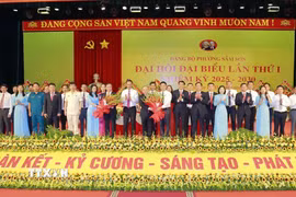Các đồng chí: Lê Thành Long, Phó Thủ tướng Chính phủ; Trịnh Tuấn Sinh, Phó Bí thư Tỉnh ủy, Chủ tịch Ủy ban Mặt trận Tổ quốc tỉnh Thanh Hóa tặng hoa chúc mừng Ban Chấp hành Đảng bộ phường Sầm Sơn, nhiệm kỳ 2025-2030. (Ảnh: TTXVN phát)