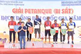 Ban tổ chức trao giải cho các đơn vị đạt giải cao ở nội dung đồng đội kỹ thuật nam nữ. (Ảnh: Chanh Đa/TTXVN) 