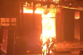 Ngọn lửa gặp các vật liệu dễ cháy nên bùng phát dữ dội, nhanh chóng bao trùm khu vực nhà kho rộng khoảng 1.000 m². (Ảnh minh họa)