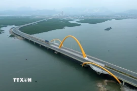 Cầu Bình Minh nối đôi bờ vịnh Cửa Lục, kết cấu 1 vòm thép, có chiều dài hơn 2,6 km, gồm 6 làn xe. (Ảnh: Quốc Khánh/TTXVN)