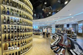 Gian hàng bày bán rượu tại siêu thị thành phố Trùng Khánh (Trung Quốc). (Ảnh: Công Tuyên/TTXVN)