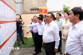 Đoàn giám sát, kiểm tra của Ủy ban Thường vụ Quốc hội, Hội đồng bầu cử Quốc gia kiểm tra thực tế tại khu vực bỏ phiếu số 12, phường Nha Trang. (Ảnh: Xuân Triệu/TTXVN)