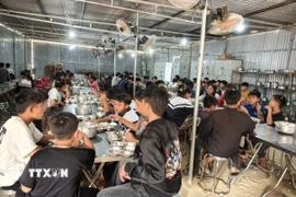 Nhà ăn bán trú tạm thời của học sinh Trường Phổ thông Dân tộc bán trú Trung học cơ sở Bắc Lý. (Ảnh: Bích Huệ/TTXVN)