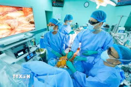 Các bác sỹ Bệnh viện Đại học Y dược Thành phố Hồ Chí Minh thực hiện phẫu thuật nội soi 3D thay van động mạch chủ kết hợp bắc cầu mạch vành. (Ảnh: TTXVN phát)