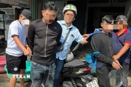 Lực lượng chức năng không chế, bắt giữ 2 đối tượng trong vụ hỗn chiến ở Thành phố Hồ Chí Minh rồi chạy về Tây Ninh lẩn trốn. (Ảnh: TTXVN phát)