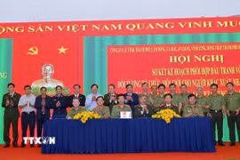 Đại diện Công an 7 tỉnh, thành phố phía Nam ký kết phối hợp tại hội nghị. (Ảnh TTXVN phát)