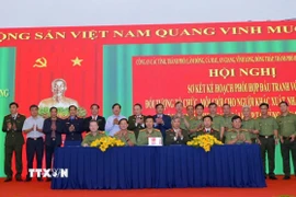Đại diện Công an 7 tỉnh, thành phố phía Nam ký kết phối hợp tại hội nghị. (Ảnh TTXVN phát)