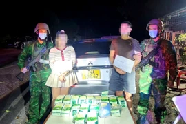 Hai đối tượng người Lào vận chuyển trái phép lượng lớn ma túy qua biên giới đã bị lực lượng Biên phòng và các đơn vị liên quan phối hợp bắt giữ. (Ảnh: TTXVN phát)