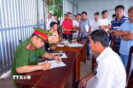Tài xế được lực lượng chức năng hướng dẫn hoàn tất các thủ tục sau khi thực hiện test nhanh ma túy tại điểm kiểm tra ở Khu công nghiệp Chà Là, tỉnh Tây Ninh. (Ảnh: Minh Phú/TTXVN)