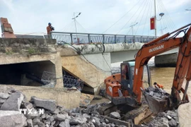 Gia cố móng chân cầu Trần Phú sáng 28/11. (Ảnh: TTXVN phát)