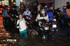 Thành phố Hồ Chí Minh: Người dân loay hoay, chật vật lội nước nước về nhà
