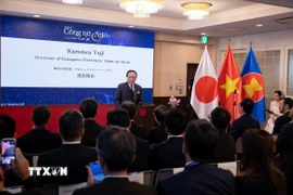 Thống đốc tỉnh Kanagawa - Kuroiwa Yuji với vai trò là Giám sát cấp cao chia sẻ về dự án nhạc kịch. (Ảnh: Xuân Giao/TTXVN)