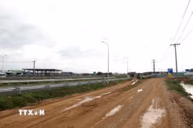 Sau hơn 2 năm đưa vào hoạt động, các trạm dừng nghỉ trên cao tốc Vĩnh Hảo-Phan Thiết vẫn đang xây dựng dở dang. (Ảnh: Nguyễn Thanh/TTXVN)