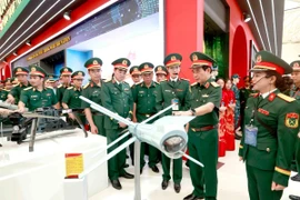 Đại tướng Phan Văn Giang, Uỷ viên Bộ Chính trị, Bộ trưởng Bộ Quốc phòng tham quan không gian trưng bày của Nhà máy Z113, Bộ Quốc phòng. (Ảnh: Phương Hoa/TTXVN) 