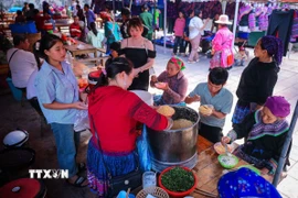 Một hàng bán mèn mén. (Ảnh: Hoàng Hiếu/TTXVN)