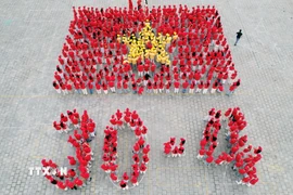 500 học sinh tự hào xếp “Tổ quốc trong tim - Bừng sáng Bái Tử Long”