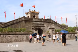 Người dân đến viếng tại Thành cổ Quảng Trị. (Ảnh: Tường Vi/TTXVN)