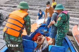 Bộ đội biên phòng Ngọc Vừng tiếp cứu người bị nạn trên biển. (Ảnh: TTXVN phát)