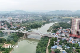 Cấu Bến Tượng nối hai bờ sông Cầu tạo động lực mới trong phát triển kinh tế-xã hội thành phố Thái Nguyên. (Ảnh: Hoàng Nguyên/TTXVN)