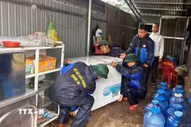 Tại Quảng Tri, bão số 10 gây thiệt hại nặng nề. Trong ảnh: Bộ đội Biên phòng Quảng Trị hỗ trợ người dân di dời tài sản đến nơi an toàn. (Ảnh: TTXVN phát)