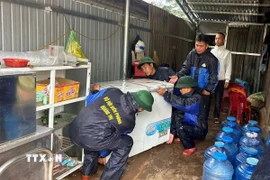 Tại Quảng Tri, bão số 10 gây thiệt hại nặng nề. Trong ảnh: Bộ đội Biên phòng Quảng Trị hỗ trợ người dân di dời tài sản đến nơi an toàn. (Ảnh: TTXVN phát)