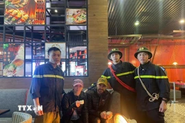 Hai du khách nước ngoài được tìm thấy vào khoảng 11 giờ ngày 29/9/2025. (Ảnh: TTXVN phát)