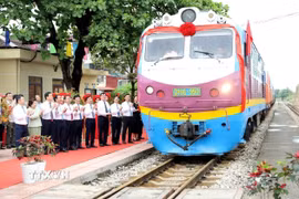 Lễ khai trương và đưa vào hoạt động đoàn tàu vận chuyển hàng hóa đầu tiên từ ga Cao Xá (Hải Dương) tham gia hành trình liên vận quốc tế. Đoàn tàu 12 container chở lưu huỳnh, nhôm, sữa từ các nhà máy trên địa bàn Hải Dương, Hải Phòng, Hưng Yên sẽ về ga Yên Viên và được kết nối vào các đoàn tàu liên vận quốc tế để xuất khẩu sang Trung Quốc. (Ảnh: Mạnh Tú/TTXVN) 