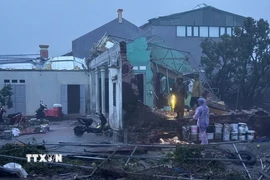 Lực lượng công an Thanh Hóa xuyên đêm hỗ trợ người dân ứng phó bão số 10