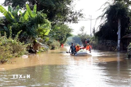 Lực lượng cứu hộ chở hàng hóa, nhu yếu phẩm tiếp tế cho người dân ở vùng ngập sâu xã Vân Nham thuộc tỉnh Lạng Sơn. (Ảnh: Văn Đạt/TTXVN)