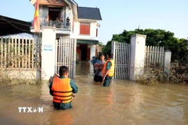 Tiếp tế nhu yếu phẩm cho người dân vùng lũ xã Vân Nham, tỉnh Lạng Sơn. (Ảnh: Văn Đạt/TTXVN)
