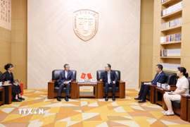 Đại sứ Việt Nam tại Trung Quốc Phạm Thanh Bình (trái) hội kiến với Hiệu trưởng Đại học Ngoại ngữ Bắc Kinh Giả Văn Kiện. (Ảnh: Công Tuyên/TTXVN) 