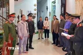 Cơ quan An ninh điều tra Công an thành phố Huế đọc quyết định khởi tố vụ án, khởi tố bị can, lệnh bắt bị can để tạm giam đối với đối tượng Nguyễn Xuân Bình. (Ảnh: TTXVN phát)