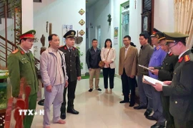 Cơ quan An ninh điều tra Công an thành phố Huế đọc quyết định khởi tố vụ án, khởi tố bị can, lệnh bắt bị can để tạm giam đối với đối tượng Nguyễn Xuân Bình. (Ảnh: TTXVN phát)