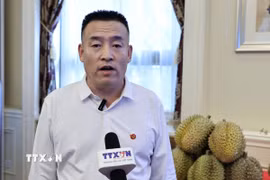 Ông Lý Hạ Bằng, Giám đốc Bộ phận lựa chọn sản phẩm chuỗi cung ứng của Công ty Trách nhiệm hữu hạn Dịch vụ ăn uống Kinghey Hà Bắc, Trung Quốc. Ảnh: Quang Hưng/TTXVN)