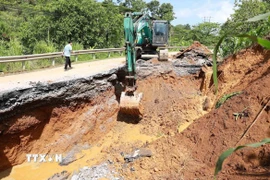 Lai Châu: Sụt lún nghiêm trọng do mưa lớn ở Quốc lộ 4D đoạn qua huyện Phong Thổ