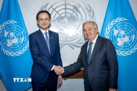 Đại sứ Đỗ Hùng Việt và Tổng Thư ký Liên hợp quốc António Guterres. (Ảnh: Lê Hoàng/TTXVN)