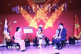 Giao lưu với Cherry Hye-ri, một youtuber Hàn Quốc nổi tiếng nhằm khuyến khích tìm hiểu các thông tin về văn hóa, du lịch Việt Nam. (Ảnh: Khánh Vân/TTXVN)