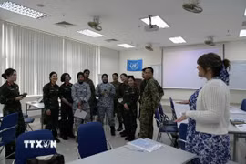 Giảng viên và các học viên trao đổi trong khuôn khổ Khóa huấn luyện về Phụ nữ, Hòa bình và An ninh (WPS) năm 2026. (Ảnh: Hiền Hạnh/TTXVN)