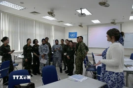 Giảng viên và các học viên trao đổi trong khuôn khổ Khóa huấn luyện về Phụ nữ, Hòa bình và An ninh (WPS) năm 2026. (Ảnh: Hiền Hạnh/TTXVN)