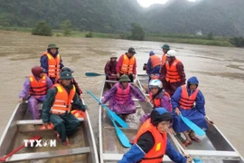 Lực lượng chức năng tổ chức lực lượng tìm kiếm các nạn nhân mất tích. (Ảnh: TTXVN phát)