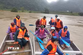Lực lượng chức năng tổ chức lực lượng tìm kiếm các nạn nhân mất tích. (Ảnh: TTXVN phát)