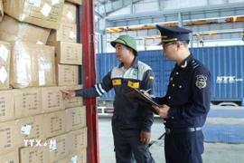 Lực lượng Hải quan cửa khẩu Chi Ma (Lạng Sơn). (Ảnh: Quang Duy/TTXVN)