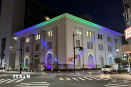 Tòa nhà của Ngân hàng Shizuoka sử dụng đèn HOLOLIGHT để trang trí. (Ảnh: Phạm Tuân/TTXVN)