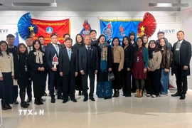 Đại sứ Việt Nam tại Pháp Đinh Toàn Thắng và Đại sứ - Trưởng Phái đoàn Việt Nam bên cạnh Unesco (ở giữa) cùng các thành viên Ban chấp hành UEVF nhiệm kỳ 2025-2027. (Ảnh: Hữu Chiến/TTXVN)