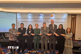 Các đại biểu bắt tay hợp tác vì một tương lai phát triển bền vững. (Ảnh: Lê Minh Hưởng/TTXVN)