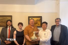 Phó giáo sư, tiến sỹ Phạm Minh Tuấn, Phó Tổng biên tập Tạp chí Cộng sản tặng quà lưu niệm lãnh đạo Đảng Cộng sản Anh. (Ảnh: TTXVN phát).