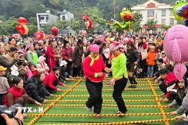 Các trò chơi dân gian thu hút đông đảo người dân địa phương và du khách cùng tham gia. (Ảnh: Hương Thu/TTXVN)
